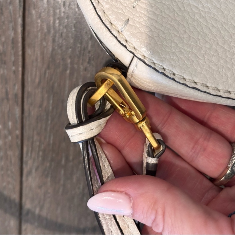 Tory Burch McGraw Convertible Round Crossbody 
EUC - Picture 6 of 8